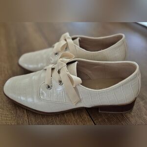Aldo Women's Ivory Croc Print Faux Leather Lace Up Loafers size 9